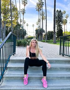 Instagram post by @sarahluntfit