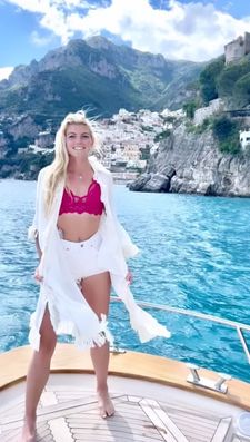 Instagram post by @sarahluntfit