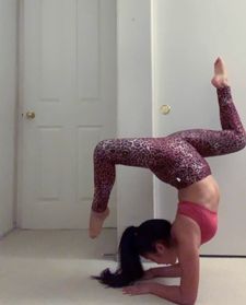 Instagram post by @stretchingwithemilyy