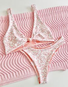 Instagram post by @swimsunnyhunny