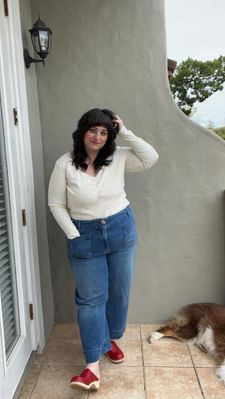 Instagram post by @thecurvycapsule