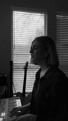 Instagram post by @zoeelevert